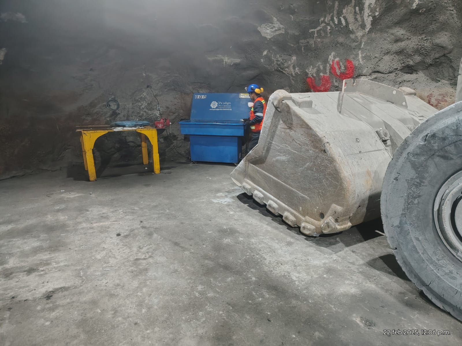 Estación PL-200 operando dentro de una mina subterránea